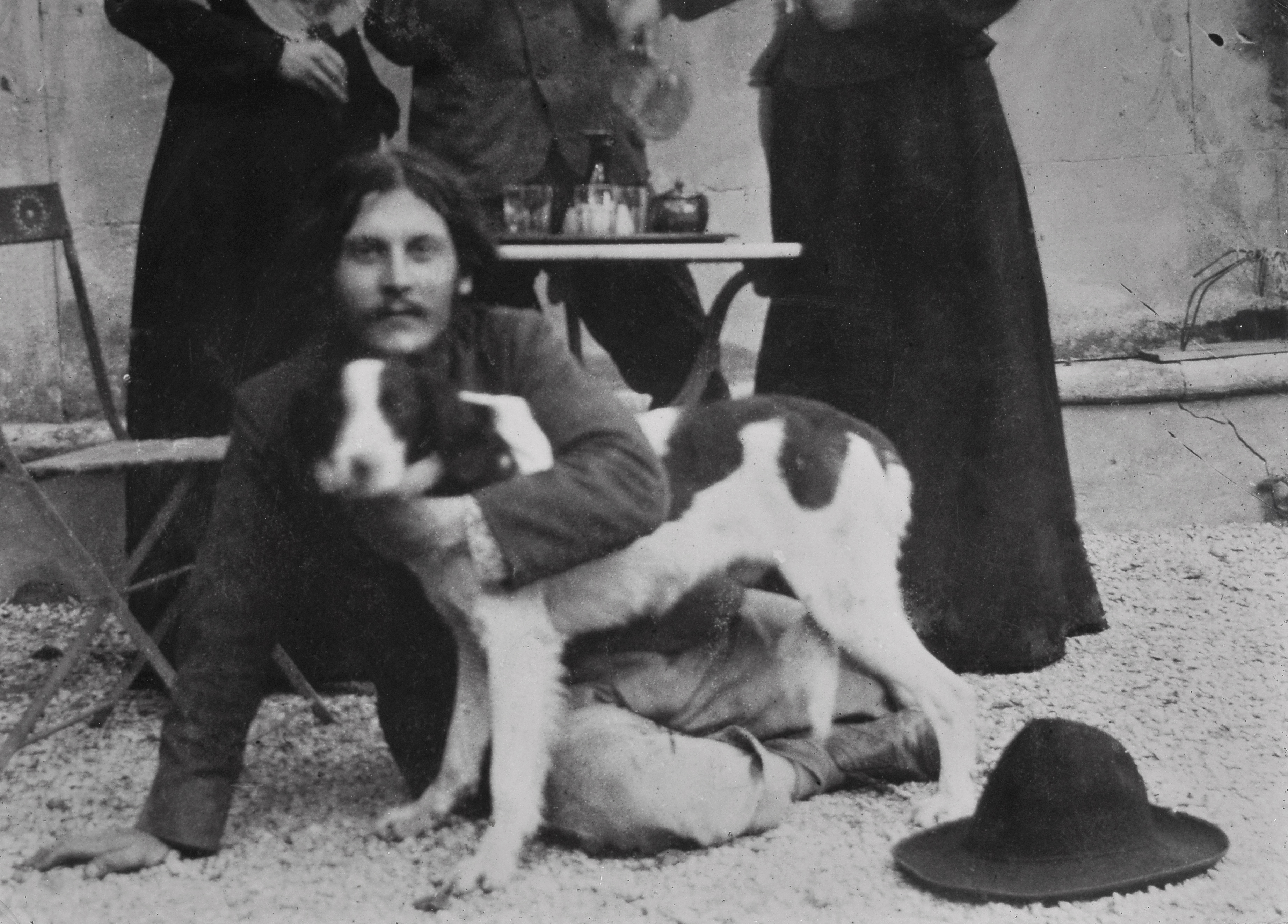 Avec son chien vers 1900